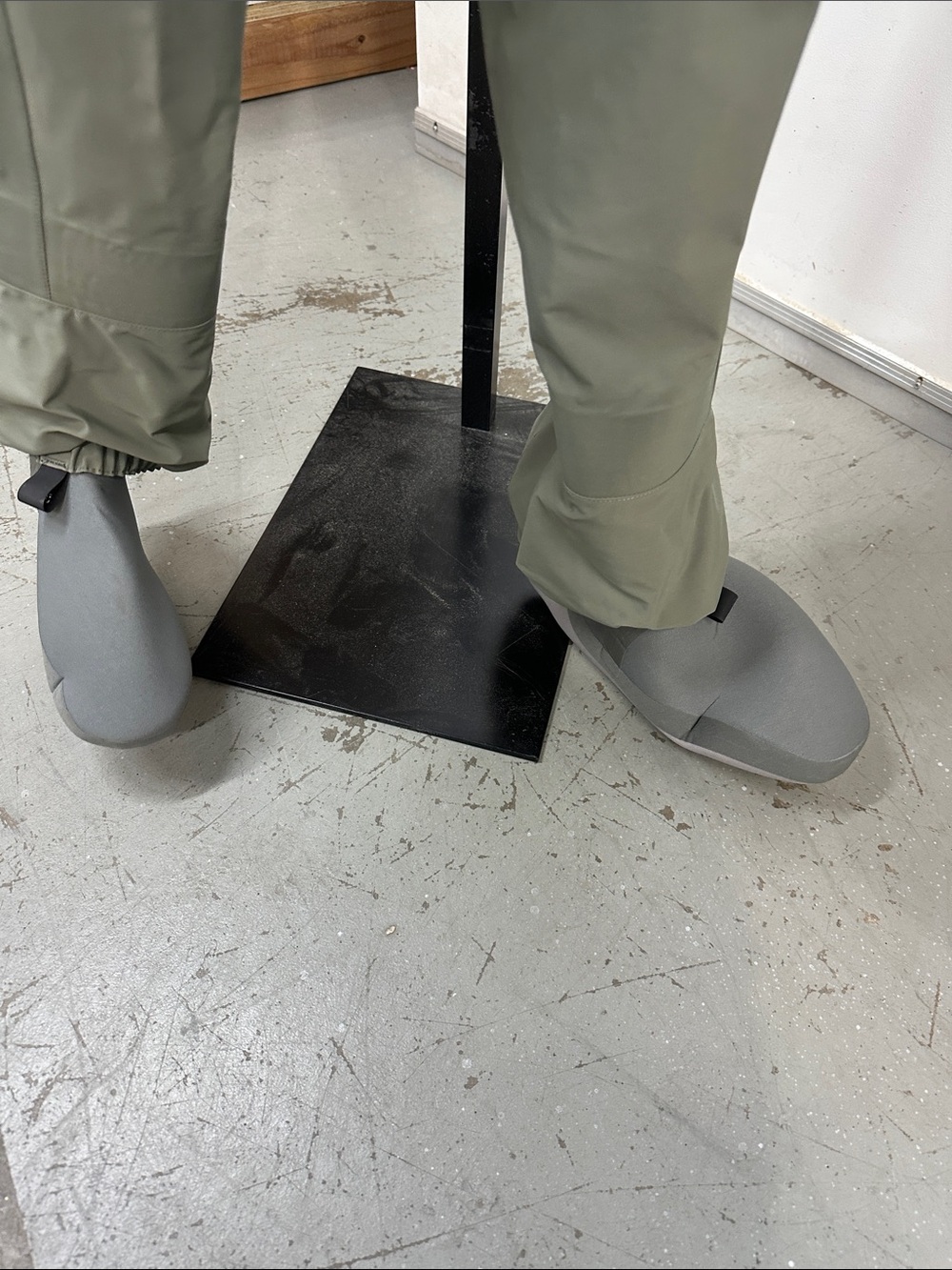 Simms Two-Tone Women’s Waders in Olive and Stone - Picture 6 of 8